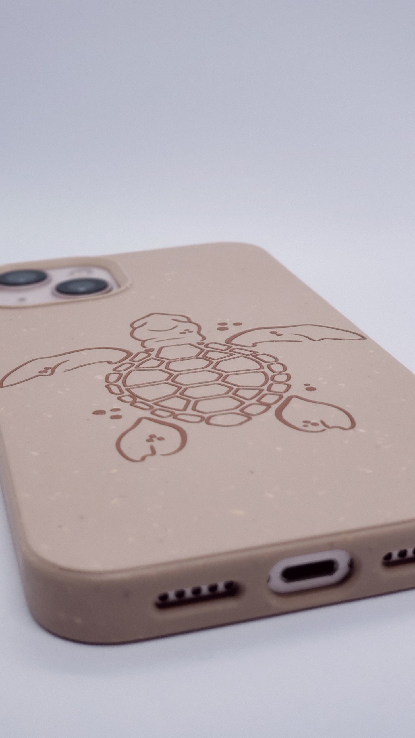 Coque iPhone compostable biodégradable tortue océan rose sable
